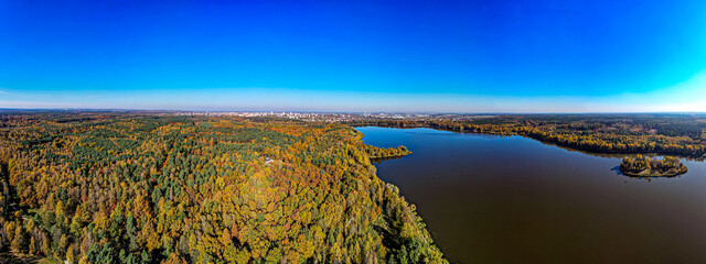 Jezioro Paprocańskie w Tychach na Śląsku w Polsce, jesienią z lotu ptaka