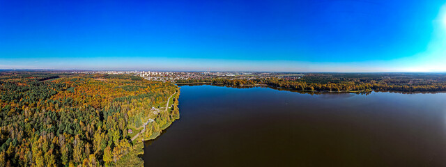 Jezioro Paprocańskie w Tychach na Śląsku w Polsce, jesienią z lotu ptaka © Franciszek