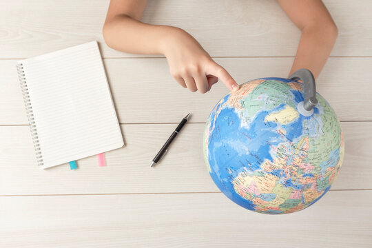 The child studying maps. The child learning about abroad. Geography, travel, maps, society, language, study, etc.  地図の勉強をする子供。海外について学ぶ子供。地理、旅行、地図、社会、言語、勉強など