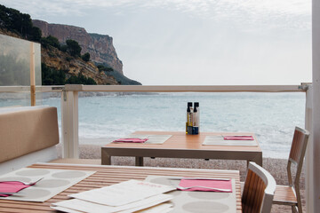 une terrasse de restaurant face à la mer. Une table et des chaises de restaurant sur la plage.