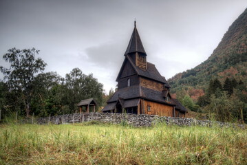 Fototapeta na wymiar Alte Stabkirche aus Holz in Urnes, Norwegen aus der Wikingerzeit