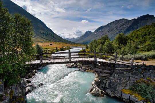 Norwegen, alte Br&uuml;cke &uuml;ber Gebirgsfluss im Jotunheimen Nationalpark