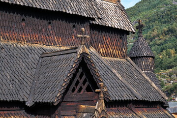 Detail Dachkonstruktion mit Schindeln und Kreuz von Stabkirche Borgund, Norwegen