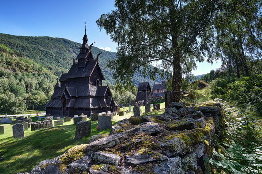 Stabkirche Borgund aus Wikingerzeit mit alter Friedhofmauer in Norwegen