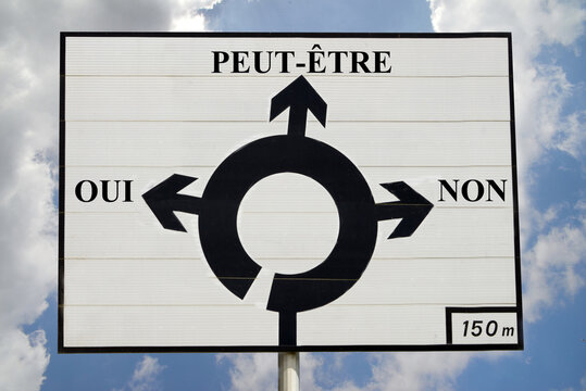 Concept d'ind&eacute;cision et de choix avec un panneau de signalisation routi&egrave;re