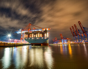 Das Containerschiff Märchen Maersk wird im Hamburger Hafen in der Nacht entladen