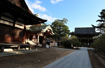 Obraz premium Temples and shrines in Kyoto in Japan 日本の京都にある神社仏閣 : Ro-mon Gate and Hobutsu-den Hall in the precincts of Kitano-tenmangu Shrine 北野天満宮の境内にある楼門と宝物殿