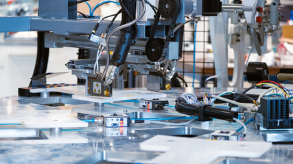 Plateforme tournante d'usinage, matériel industriel en acier. Haute technologie, Moteurs puissants