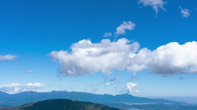 山と青空を流れる雲　タイムラプス