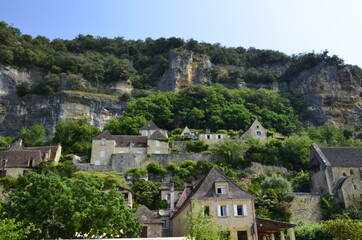 Fototapeta na wymiar La Roque-Gageac, Francia. Localidad situada a pies de un acantilado y a orillas del rio Dordoña.
