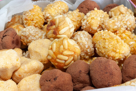 Panellets de pi&ntilde;ones, almendras, coco y chocolate artesanales. Concepto comida postre tradicional, Catalunya.