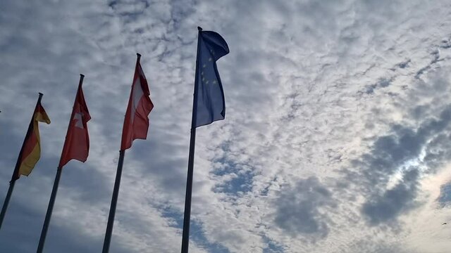 Himmel und Wolken mit Fahnen der L&auml;nder der Bodenseeanrainer