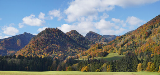 Herbstliche Radtour um Ruhpolding: Bergblick mit dem Hochfelln bei Vorderbrand