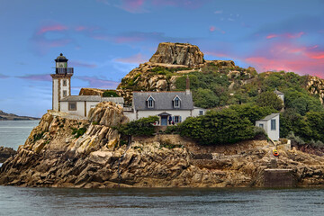 Carantec. Coucher de soleil sur le phare de l'île Louët. Finistère. Bretagne © guitou60