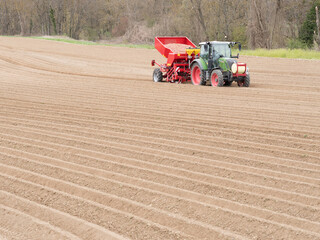 Obraz premium Tracteur semant des pommes de terre dans un champ