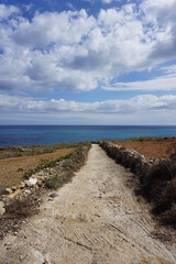sandiger Feldweg in der Nähe von Dahlet Qorrot  auf der Mittelmeerinsel Gozo führt direkt zum Meer