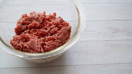 ガラス製のボールに入ったひき肉