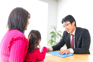 営業の男性と家族