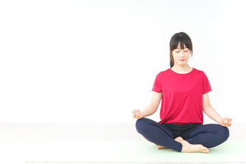 Fototapeta premium ヨガをする若い女性