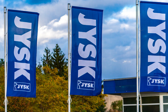 Fahnen mit der Aufschrift JYSK was vorher schwedisches Bettenlager hie&szlig;, Deutschland, 23.10.2021, Finsterwalde