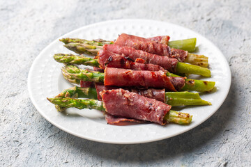 Grilled asparagus with bacon (Turkish name; Pastirmali kuskonmaz ızgara)