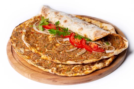 Lahmacun, la pizza turque, garnie de viande hachée et de légumes - Adobe Stock