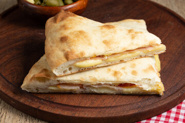 porciones de pizza rellena con jamon y queso