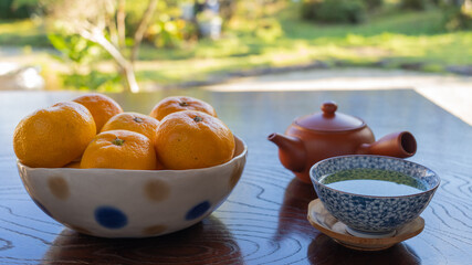 こたつでミカンと日本茶｜日本の縁側の風景