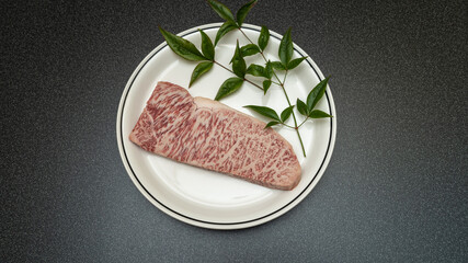 和牛サーロインステーキ。生肉。