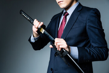 日本刀を持つビジネスマン
