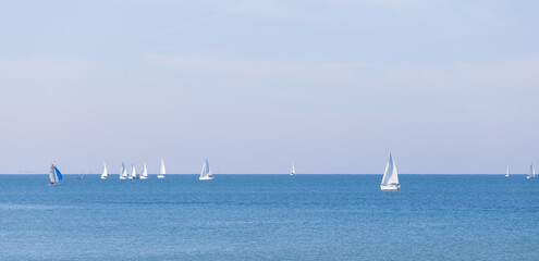 navigation de bateaux a voile dans l'océan 