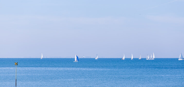 navigation de bateaux a voile dans l'oc&eacute;an 