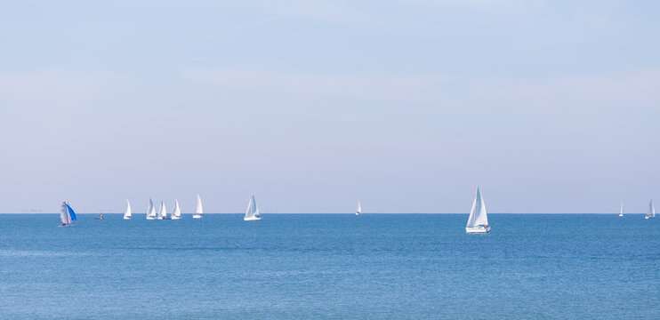 navigation de bateaux a voile dans l'oc&eacute;an 