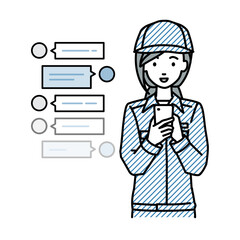 立ってスマートフォンで楽しくチャットで会話する作業員の女性