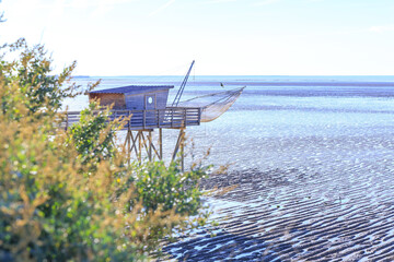 cabane de pécheur en bois, carrelet sur la cote atlantique 