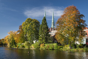 Lübech - herbstliches Mühlenteich Ufer