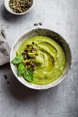 soupe velouté courgette brocolis et basilic en gros plan