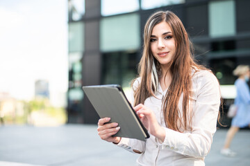 Obraz na płótnie Canvas Businesswoman using a digital tablet outdoor