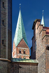 Lübeck Blick zum Marienturm entzerrt sonnig