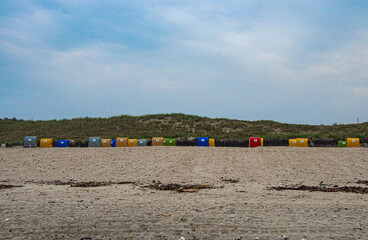 Viele bunte Strandkörbe von hinten auf der Insel Helgoland