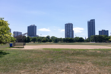 Obraz premium Baseball Park and a Green Grass Field in Lincoln Park Chicago during the Summer