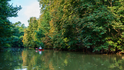 Kanu fahren auf der Pleiße im Leipziger Auwald