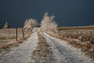 Mochnaczka Wyżna droga polna zimą.
