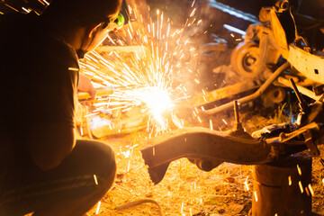 Foreign workers cut steel at construction sites with Oxy-Propane cutting.