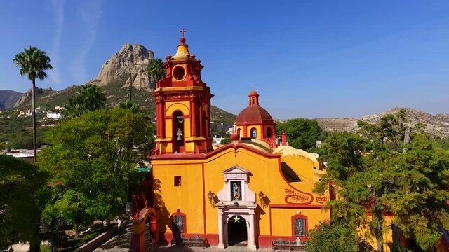 Iglesia de Pe&ntilde;a de Bernal.
