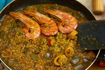 Paella de arroz y marisco , plato típico español - obrazy, fototapety, plakaty