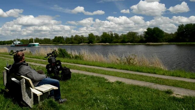 Paar am Nord-Ostsee-Kanal 