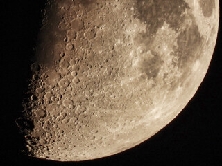 Crateri lunari, quarto di luna del cielo di Aosta, Valle d'Aosta (Italia) © Emi