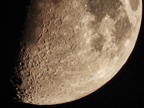 Crateri lunari, quarto di luna del cielo di Aosta, Valle d'Aosta (Italia)