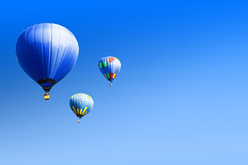 Obraz premium Set of red heart shaped balloon on blue background